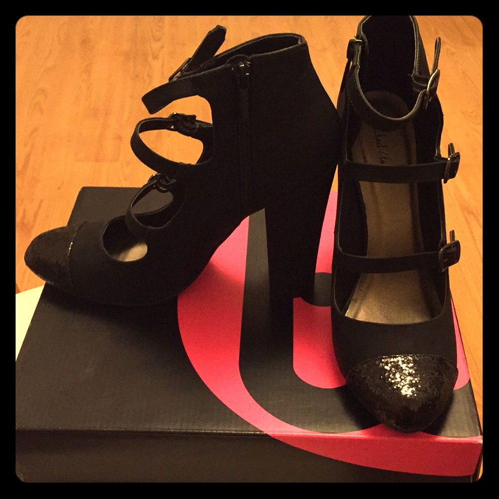 Stylish heals with belt buckles and glitter toe